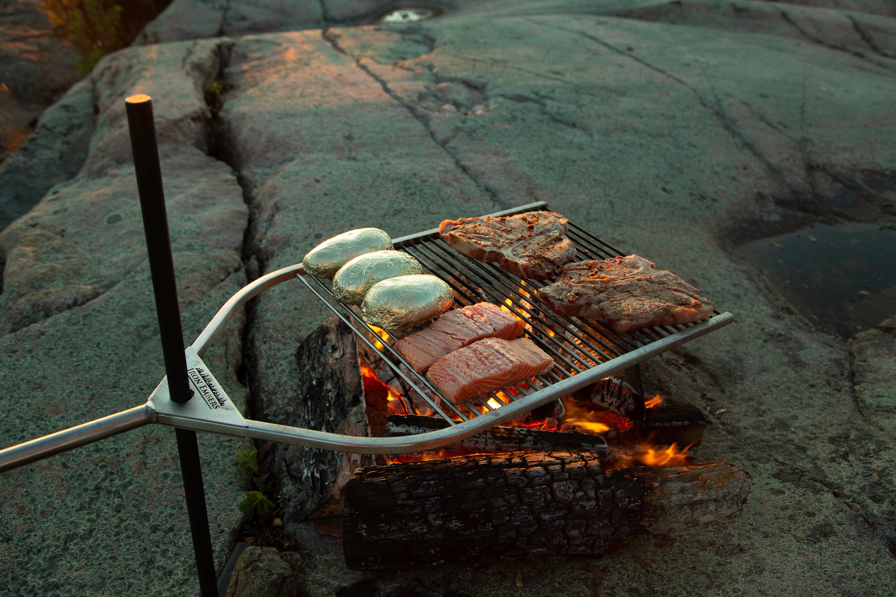 Grille BBQ ajustable avec piquet de sol