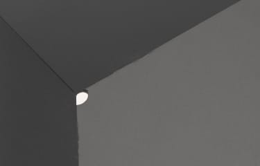 Le fond incliné facilite l'évacuation de l'eau et améliore la circulation d'air.