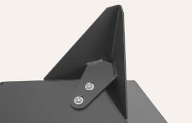 Des pieds robustes et faciles à fixer surélèvent le foyer du sol.