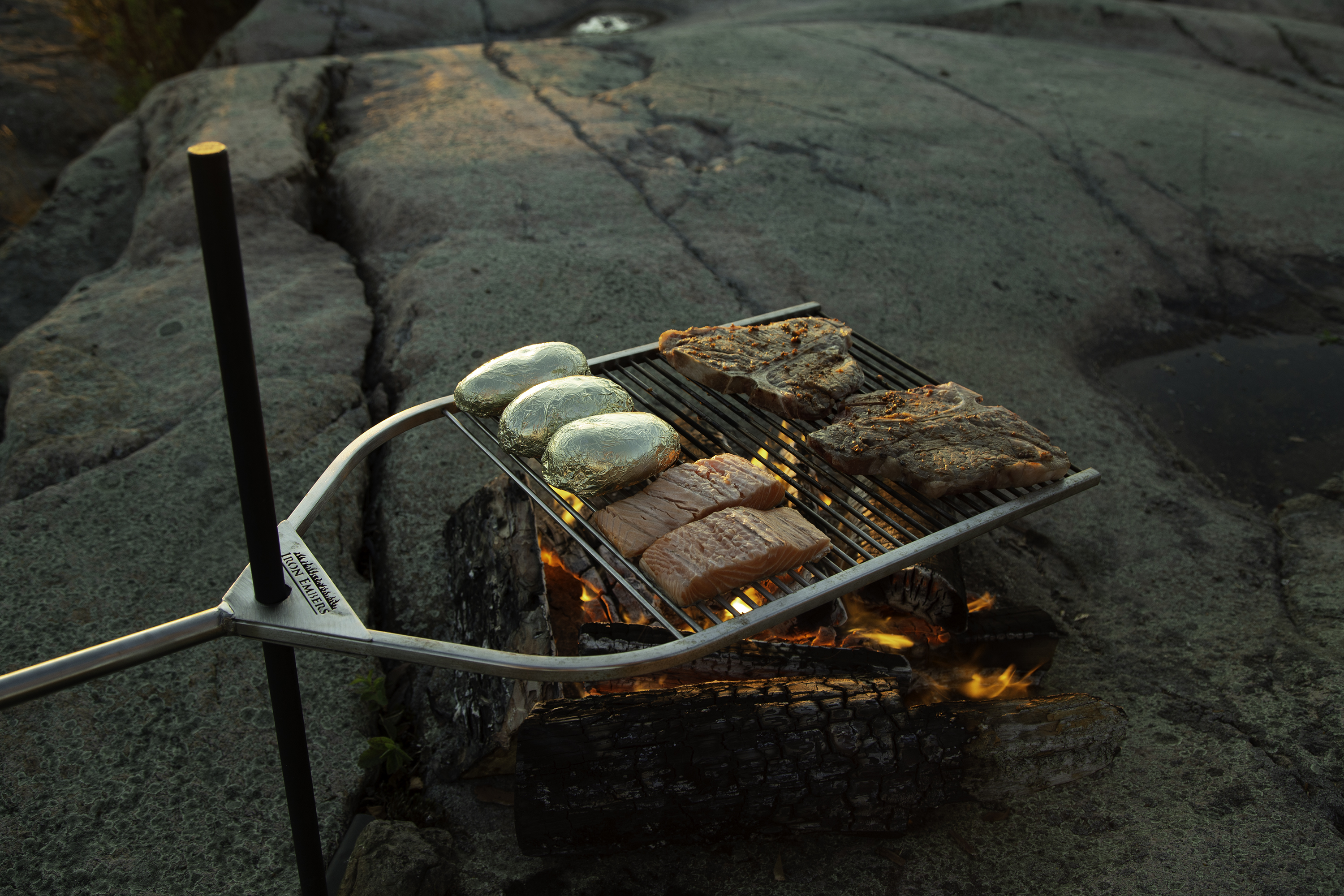 Grille BBQ ajustable avec piquet de sol