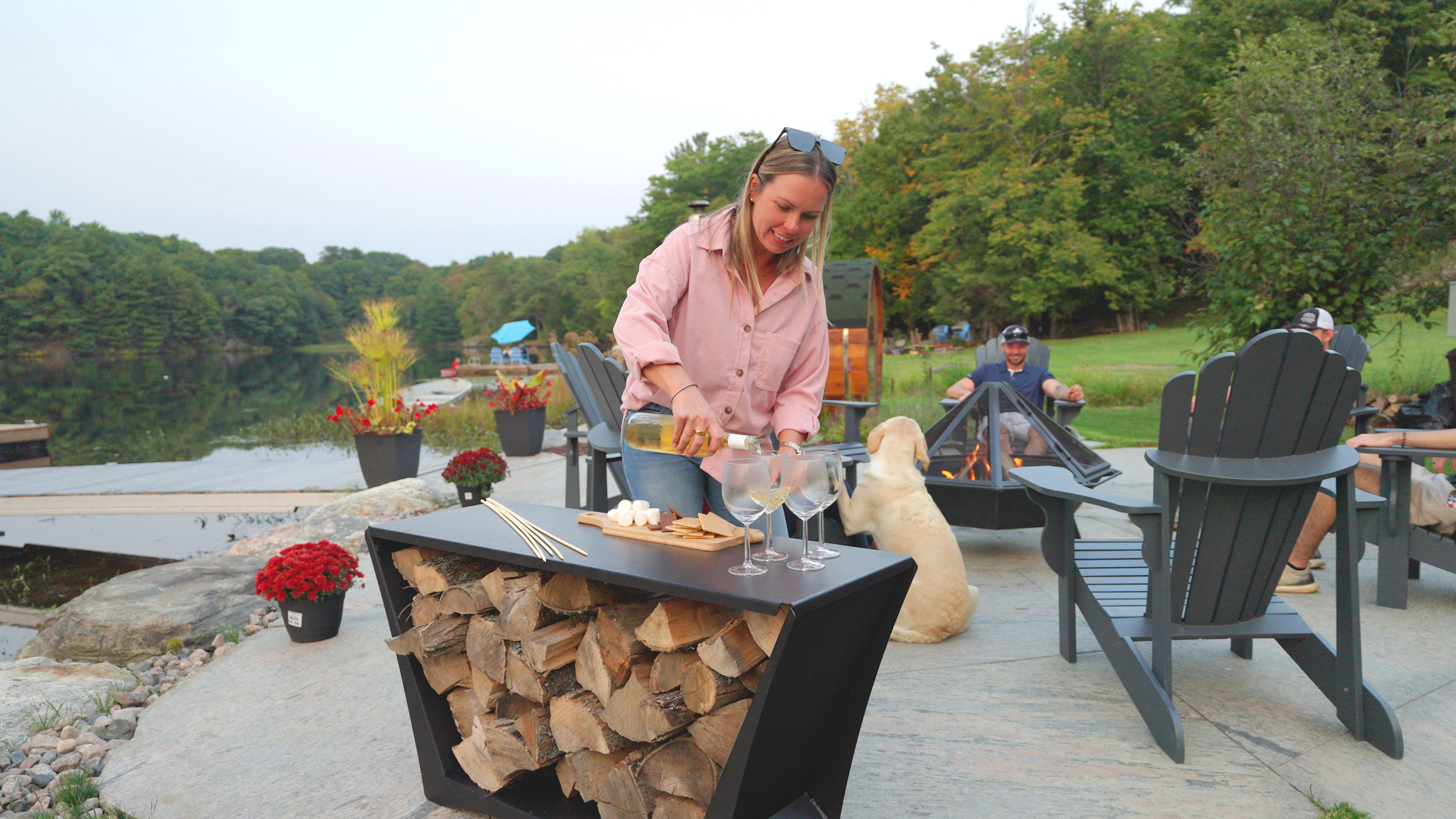 Porte-buches Tamarack rempli de bois